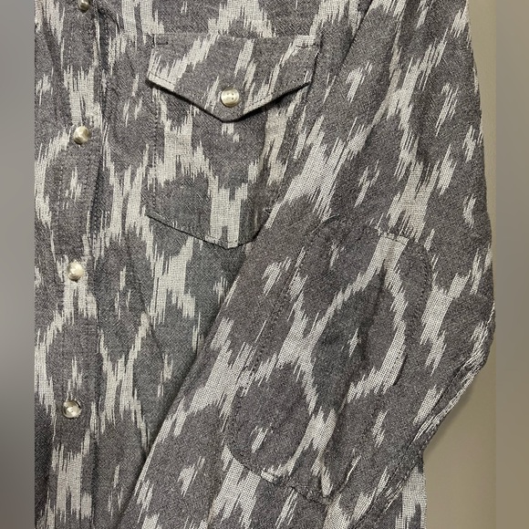 NWT KAVU Women’s Hadley Button Down Shirt in Shadow Ikat - Size Large - Picture 3 of 7